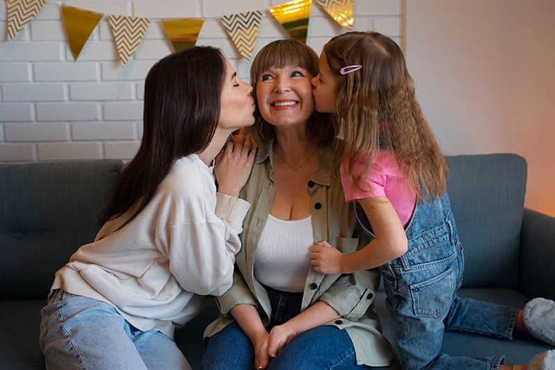Mamá multitask: cómo aliviar dolores musculares sin dejar de celebrar el 10 de mayo.